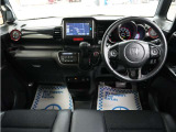 運転にかかわる様々な操作を安全に行えるように視点移動が少なく、操作性に配慮されたスイッチ類が凝縮されたコクピットです。