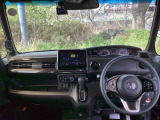 フロントガラスが大きく、ワイドな視界で運転もしやすくなるように、設計されています。