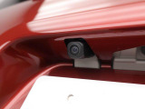 後退時に車両の後ろ側をモニター画面に表示します。車庫入れなどでバックする際に後方確認ができて便利です。車庫入れが苦手な人もこれで安心。