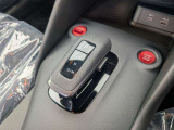 NISMO専用チューニングが施された9ATを操るセレクターレバー。