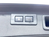 【パワーバックドア】スマートキーや運転席のボタンを押すだけでリアゲートが自動で開閉します!荷物を持っている時や、高い位置にあるバックドアを閉める際に便利な機能です♪