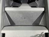 ワイヤレスデバイスチャージはスマートフォンを置くだけで充電ができる機能です。ケーブル不要でシンプルな内装が際立ちます。