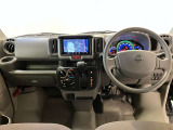 運転席周りのレイアウトをご覧ください。ナビゲーションが綺麗に装着されすっきり収まってますね!