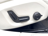 【メモリー機能付きパワーシート】ドライバーごとに設定したシート位置を記憶して、ボタン一つで切り替えできる便利な機能!運転する方が複数名いらっしゃるご家庭におすすめです。