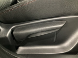 運転席にはドライバーの体型や好みに応じて前後方向だけでなく、高さの調整ができるシートリフターを装備!