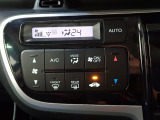 運転席からも手が届きやすく、操作しやすい空調コントロールパネル。オートエアコンなので操作の煩わしさが無くオールシーズン快適にドライブできます。快適空間で運転に集中できますね。