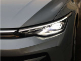 Volkswagenの先進ライトシステム「IQ.LIGHT」を装備。状況に応じて照射範囲を最適に制御し、夜間走行時の視認性向上に貢献します。