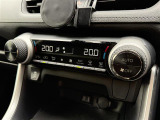 【左右分離型フルオートエアコン】運転席と助手席でそれぞれお好みの温度設定が可能で全席にも適切な空調をお届け致します。