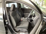 フロント広々、セパレートシートの運転席は、ハイトアジャスターが付いているので、快適にドライブができます。ハンドルはテレスコピック機能で、ハンドル位置を上・下・手前・奥に調節できます。