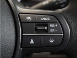 ◆アダプティブクルーズコントロール◆予め設定した車速内でクルマが自動的に加減速。前走車との適切な車間距離を維持しながら追従走行します。【LKAS】車線維持支援システムでステアリング操作を支援。