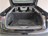 とても広々、大きな開口部の荷室スペースですね。 開口部広々だから、大きな荷物も楽々収納出来ちゃいますね。 荷物スペースは広いほうがいいですよね。