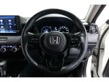 運転中もハンドルでの操作が可能です。特に高速道路等の目が離せない運転時には、便利さだけでなく、安全性も兼ね備えております。