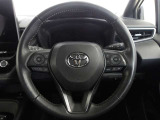 快適な操作性の運転席、ハンドルも綺麗に清掃済みです。もちろん安全を守るエアバッグも装備しているので安心してお乗りいただけます。