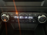 【左右独立温度コントロール式フルオートエアコン(DUAL/SYNC)】運転席側と助手席側でそれぞれ自由に温度設定ができ、快適な風量やモードなどを自動調整します!