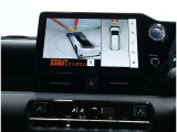 サイドクリアランスビュー表示中に、旋回時の運転操作に合わせて自動で車両を斜め後方から見たような映像を表示。