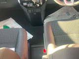 運転席はくつろぎのプライベート空間! 車内をクリーニングしてお待ちしております!