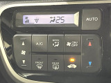 【オートエアコン】一度お好みの温度に設定すれば、車内の温度を検知し風量や温度を自動で調整。暑い&hellip;寒い&hellip;と何度もスイッチ操作をする必要はありません。快適な車内空間には必須の機能ですね♪