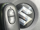 【キーレススタートシステム】カバンやポケットに入れたままでもドアの施錠・解錠が可能なスマートキーを装備。エンジンのオン・オフ時もカギを取り出す必要が無いからとっても便利です♪