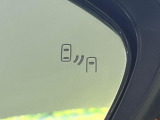 【ブラインドスポットモニター】走行中、ドアミラーの死角になりやすい箇所に後続車が接近するとサイドミラーのレンズに警告を表示!ドライバーに注意喚起をしてくれます。