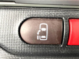 【パワースライドドア】スマートキーや運転席のスイッチでスライドドアの開閉が可能♪電動だから力を入れてドアを開ける必要が無く、小さいお子様でも、重い荷物を持っている時もラクに開け閉めできます♪