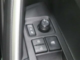 電動格納ミラー! スイッチひとつでミラーを畳めます。