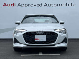 シングルフレームグリルはAudiの象徴的なデザイン要素であり、一目でAudiとわかるスタイル、大きくて迫力のある形状が車のスポーティな印象を強調しており、魅力的なデザインとなっています。