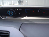 スピードメーターはデジタルで左側にモニターがあり車両情報等の画像が映し出されます。