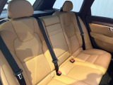 広々とした2列目シートは居住性が高く、居心地も快適!友達や家族とのお出かけにぴったりです。ベビーシートやチャイルドシート使用時も快適にお過ごしいただける十分な空間を確保しています。