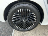 純正アルミホイールを装着しています。安全運転で楽しいドライブを。