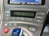 【オートエアコン】一度お好みの温度に設定すれば、車内の温度を検知し風量や温度を自動で調整。暑い&hellip;寒い&hellip;と何度もスイッチ操作をする必要はありません。快適な車内空間には必須の機能ですね♪