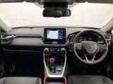 シンプルながら機能性あふれる運転席廻りです。視界性もよく、運転しやすいですよ。