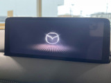 【10.25インチマツダコネクト】車内の雰囲気にマッチした大型ディスプレイ。スマホ接続でのナビ使用やBluetooth再生等、様々な機能が楽しめます。直感的なダイヤル操作が可能で、使い勝手も良好です。
