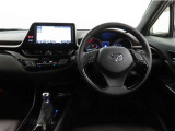シンプルで使いやすいデザインの運転席です。