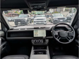 ランドローバー社の伝統の垂直にデザインされた内装は車が悪路で傾いているかぱっと見でも確認できる為の垂直にデザインされた内装になります。イギリス車ならではの落ち着いた雰囲気も好評です。