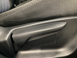 運転席にはドライバーの体型や好みに応じて前後方向だけでなく、高さの調整ができるシートリフターを装備!