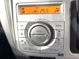 【オートエアコン】一度お好みの温度に設定すれば、車内の温度を検知し風量や温度を自動で調整。暑い&hellip;寒い&hellip;と何度もスイッチ操作をする必要はありません。快適な車内空間には必須の機能ですね♪