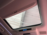【サンルーフ】開放感たっぷりの希少装備、サンルーフが装着されています!車内に明かりを取り入れたり景色を楽しむ以外にも、車内の空気も簡単に換気できて快適です!