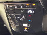 【オートエアコン】一度お好みの温度に設定すれば、車内の温度を検知し風量や温度を自動で調整。暑い&hellip;寒い&hellip;と何度もスイッチ操作をする必要はありません。快適な車内空間には必須の機能ですね♪
