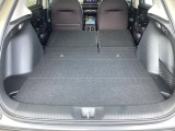 後席は分割可倒式で、用途に合わせてアレンジ可能。荷物の量や乗車人数に応じて柔軟に使える便利なシートです。