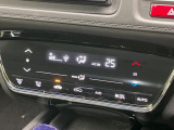 【オートエアコン】一度お好みの温度に設定すれば、車内の温度を検知し風量や温度を自動で調整。暑い&hellip;寒い&hellip;と何度もスイッチ操作をする必要はありません。快適な車内空間には必須の機能ですね♪