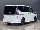 縦型のLEDリヤコンビネーションランプとワイド感を強調したリヤデザイン。スポーティさとファミリーカーとしての機能美を兼ね備えています。