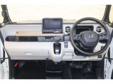 操作性に優れた運転席となります!小物入れや各ボタンの配置にこだわり、使いやすいです!座り心地もよく視認性も良好なのでロングドライブもお任せ下さい!