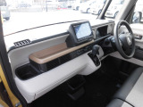 水平基調のインパネは運転者の広い視覚を確保しています。右左折時に歩行者の存在を気づきやすい工夫もされています。