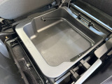 助手席下には便利なシートアンダーボックスが装備されています!
