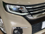 【LEDヘッドライト】悪天候や夜間走行時も良好な視界を確保し安心して運転できる高輝度LEDヘッドライトを装備!点灯速度が早く、消費電力も抑えられています。