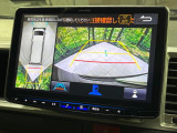 【パノラミックビューモニター】専用のカメラにより、上から見下ろしたような視点で360度クルマの周囲を確認することができます☆死角部分も確認しやすく、狭い場所での切り返しや駐車もスムーズに行えます。