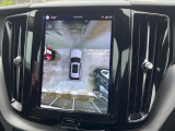 【360&deg;ビューカメラ】4台の高解像度カメラで360度の鳥瞰図を表示。隣の車や壁、死角にある障害物などを画面で確認できるため、狭いスペースでの駐車・出入りも安心です。