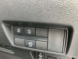 両側オートスライドドアです。インテリジェントキーや運転席のスイッチで簡単にドアの開閉ができるので、とても便利な装備です♪