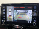 アラウンドビューモニターで車を上空から見下ろしているような映像を映し出します。周囲の状況がひと目でわかります!