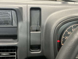 運転席手元にペン立てに使えるスペースあります☆